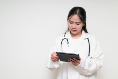 Güneydoğu Asyalı Tayland sağlık çalışanı bir kadının stüdyo portresi beyaz arka planda güvenle poz veriyor.