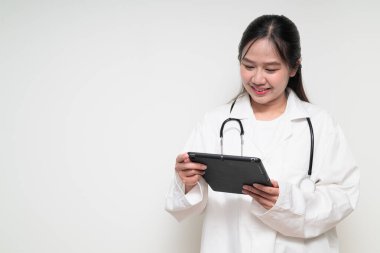 Güneydoğu Asyalı Tayland sağlık çalışanı bir kadının stüdyo portresi beyaz arka planda güvenle poz veriyor.