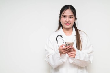 Güneydoğu Asyalı Tayland sağlık çalışanı bir kadının stüdyo portresi beyaz arka planda güvenle poz veriyor.