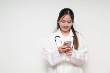 Güneydoğu Asyalı Tayland sağlık çalışanı bir kadının stüdyo portresi beyaz arka planda güvenle poz veriyor.