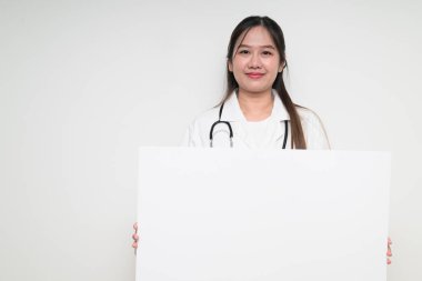 Güneydoğu Asyalı Tayland sağlık çalışanı bir kadının stüdyo portresi beyaz arka planda güvenle poz veriyor.