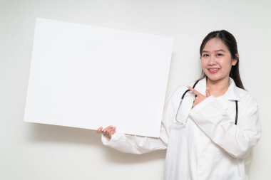 Güneydoğu Asyalı Tayland sağlık çalışanı bir kadının stüdyo portresi beyaz arka planda güvenle poz veriyor.