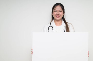 Güneydoğu Asyalı Tayland sağlık çalışanı bir kadının stüdyo portresi beyaz arka planda güvenle poz veriyor.