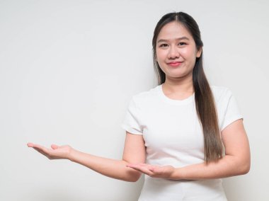 Sıradan beyaz tişört giyen Asyalı genç bir kadının stüdyo portresi.