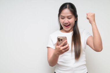 Sıradan beyaz tişört giyen Asyalı genç bir kadının stüdyo portresi.