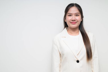 Beyaz arka planda iş yapmaya hazır Asyalı genç bir kadının stüdyo portresi