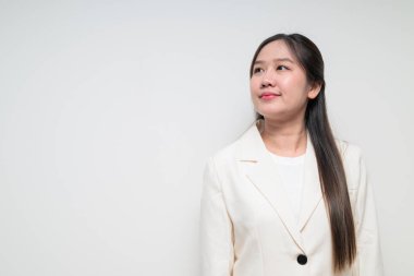 Beyaz arka planda iş yapmaya hazır Asyalı genç bir kadının stüdyo portresi