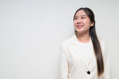 Beyaz arka planda iş yapmaya hazır Asyalı genç bir kadının stüdyo portresi