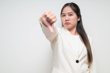 Beyaz arka planda iş yapmaya hazır Asyalı genç bir kadının stüdyo portresi