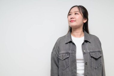 Beyaz arka planda Güneydoğu Asyalı genç bir kadının stüdyo portresi