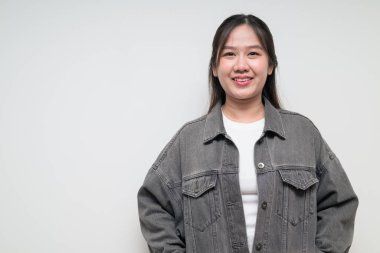 Beyaz arka planda gülümseyen Güneydoğu Asyalı genç bir kadının stüdyo portresi