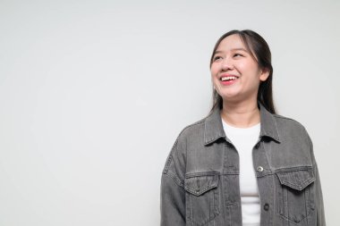 Beyaz arka planda gülümseyen Güneydoğu Asyalı genç bir kadının stüdyo portresi