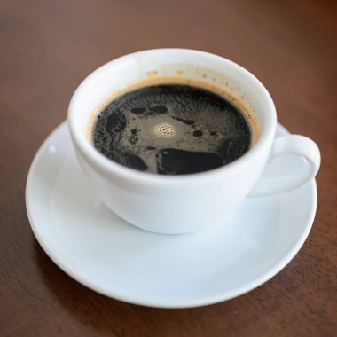 Kafe restoranındaki masada koyu kahve americano. Kapalı mekanda.