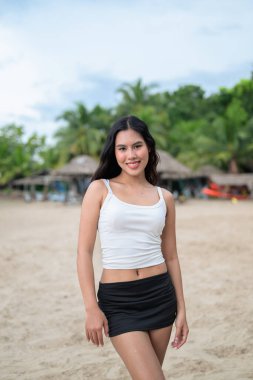 Yaz tatilinde sahilde güzel bir Asyalı kadının portresi.