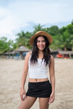 Yaz tatilinde sahilde güzel bir Asyalı kadının portresi.