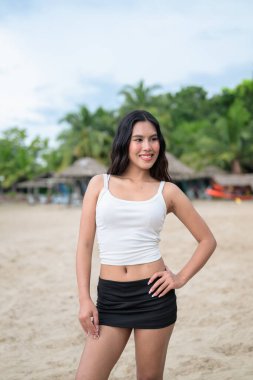 Yaz tatilinde sahilde güzel bir Asyalı kadının portresi.