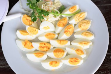 Haşlanmış yumurta dilimleri tabakta servis edilir.