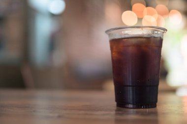 Kafe restoranındaki masada fotokopi aletiyle servis edilen buzlu sade kahve.