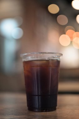 Kafe restoranındaki masada fotokopi aletiyle servis edilen buzlu sade kahve.