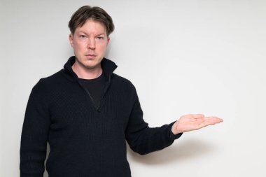 İskandinav orta yaşlı adam siyah süveter içinde beyaz stüdyo arka planına karşı