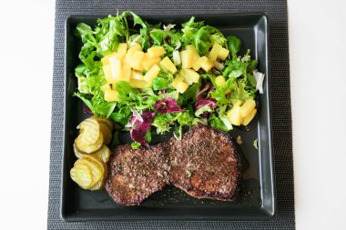 Evde yakın plan çekimde sağlıklı biftek ve salata yemeği.