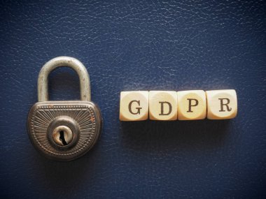 Ahşap dices ile eski kullanılan asma kilit, gdpr veya dsgvo kavramı mavi bir arka plan üzerinde