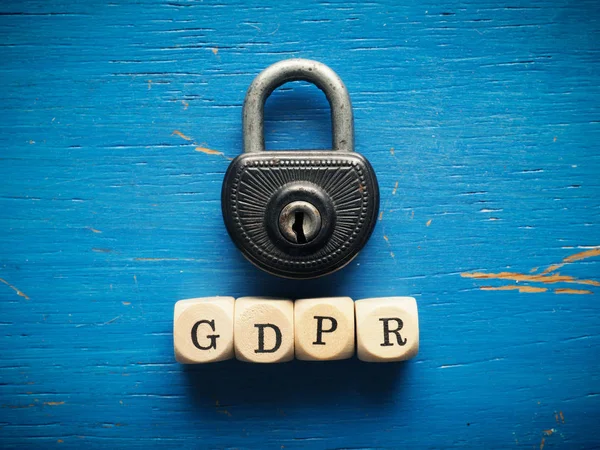 Oude hangslot met de letters Gdpr — Stockfoto