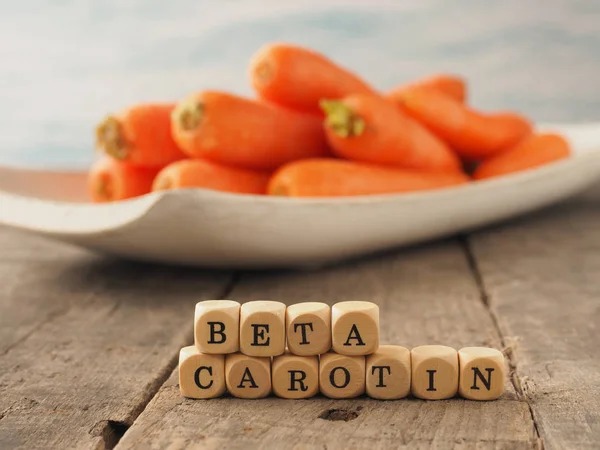 Dados Madeira Com Palavras Alemãs Beta Caroteno Cenouras Frescas Nas — Fotografia de Stock