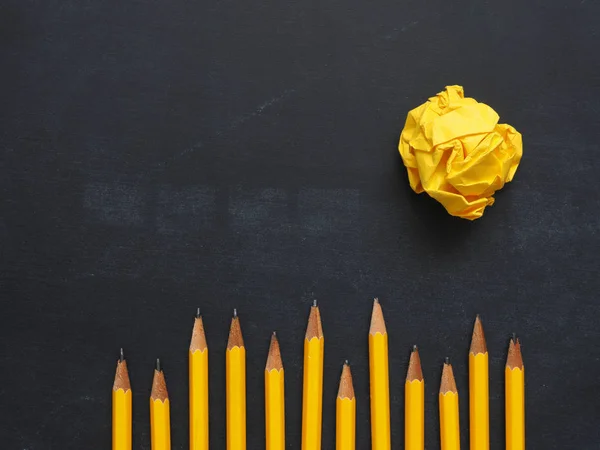 Crayons Rangée Avec Papier Jaune Froissé Sur Tableau Une Entreprise — Photo