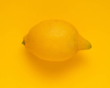 Taze limon sarı bir arka plan, sağlıklı yeme