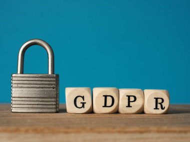 Bir asma kilit ile ahşap dices ve mektuplar Gdpr, yakın çekim