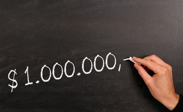 Bir milyon dolarlık bir tahtaya tebeşir ile yazma işadamı