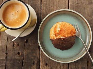 Bir fincan kahve bir rustik ahşap tablo ile lezzetli tatlı organik acıbadem kurabiyesi