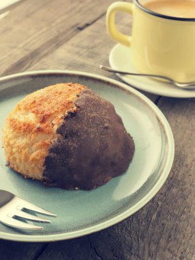 Bir fincan kahve bir rustik ahşap tablo ile lezzetli tatlı organik acıbadem kurabiyesi