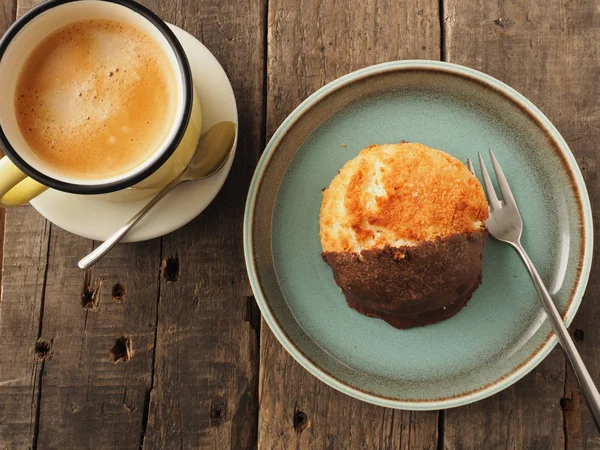 Bir fincan kahve bir rustik ahşap tablo ile lezzetli tatlı organik acıbadem kurabiyesi