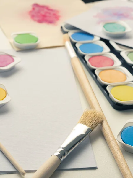 Aquarellfarbe Pinsel Und Papier Auf Einem Schreibtisch — Stockfoto