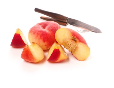 Lezzetli halka peaches beyaz stüdyo arka planda, mevsimlik veya sağlıklı yeme