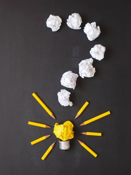 Potloden Met Gele Verfrommeld Papier Een Schoolbord Abstracte Zaken Creativiteit — Stockfoto