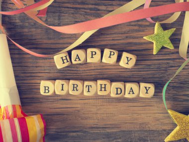 Mutlu yıllar, ahşap dices ile Doğum günü dekorasyon, vintage renk stilize mümkün bir woodent üzerinde