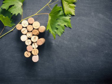 Üzüm şekil üzerinde metin veya resim alanı olan bir chlakboard bir şişe Cork