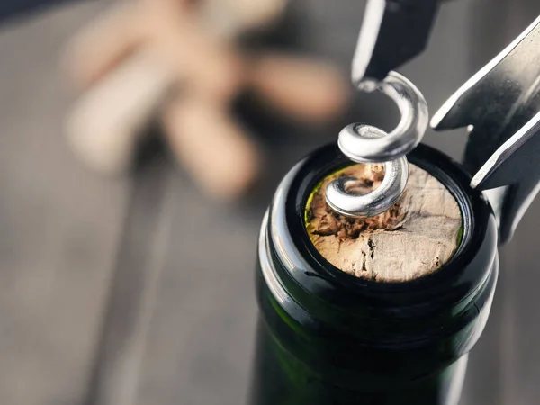 Cerrar Una Botella Vino Con Abrebotellas Sobre Fondo Oscuro — Foto de Stock