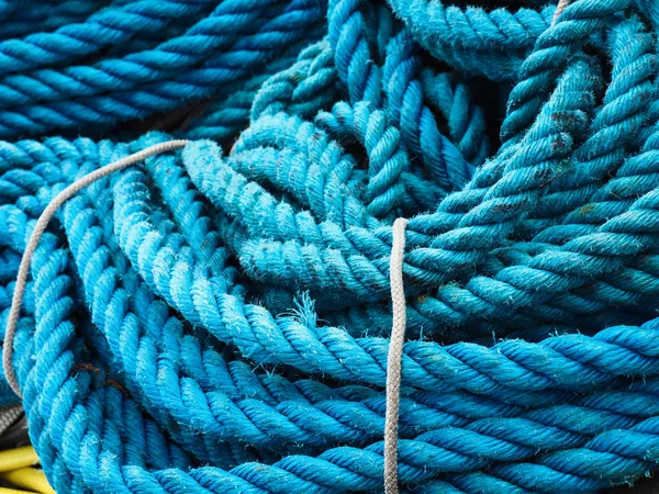 産業機器での青いロープのクローズ アップ — ストック写真