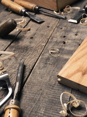 Marangoz araçları metin için yer bir rustik ahşap zemin üzerine