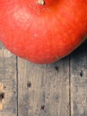 Organik Hokkaido kabak bir rustik ahşap tablo