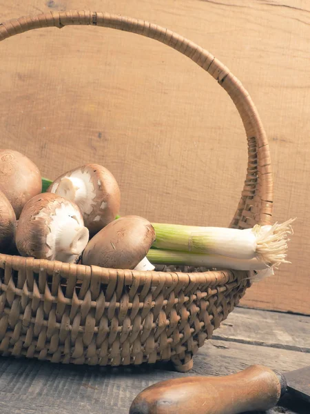 Rustik Ahşap Bir Masa Üzerinde Bir Sepet Içinde Taze Soğan — Stok fotoğraf