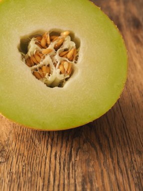 Ahşap bir masa, sağlıklı gıda kavramı taze organik galia kavun