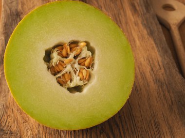 Ahşap bir masa, sağlıklı gıda kavramı taze organik galia kavun