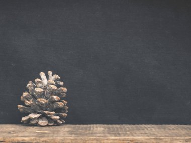 Metin veya resim alanı olan boş yazı tahtası üzerinde Noel dekorasyon