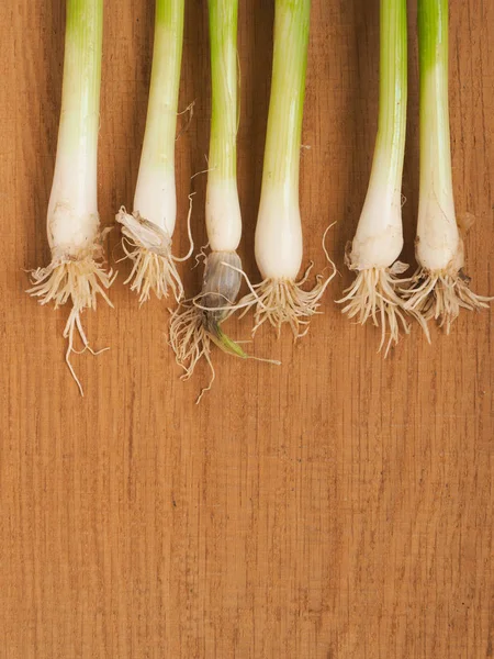 Frische Bio Frühlingszwiebeln Auf Rustikalem Holzbrett Mit Platz Für Text — Stockfoto