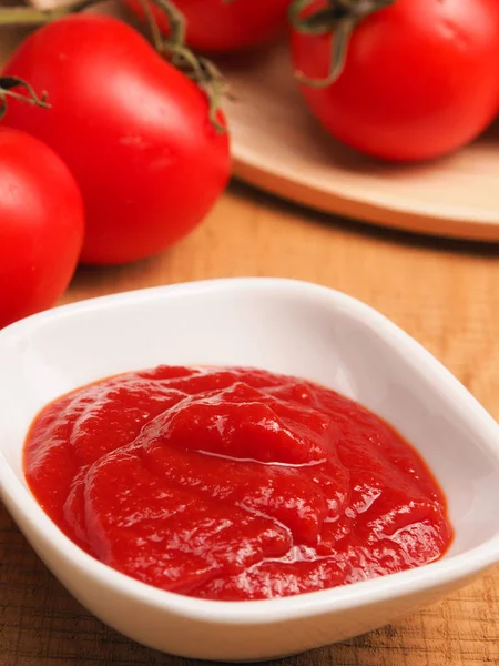 美味有机番茄酱 新鲜有机西红柿在木桌上 健康食品概念 — 图库照片